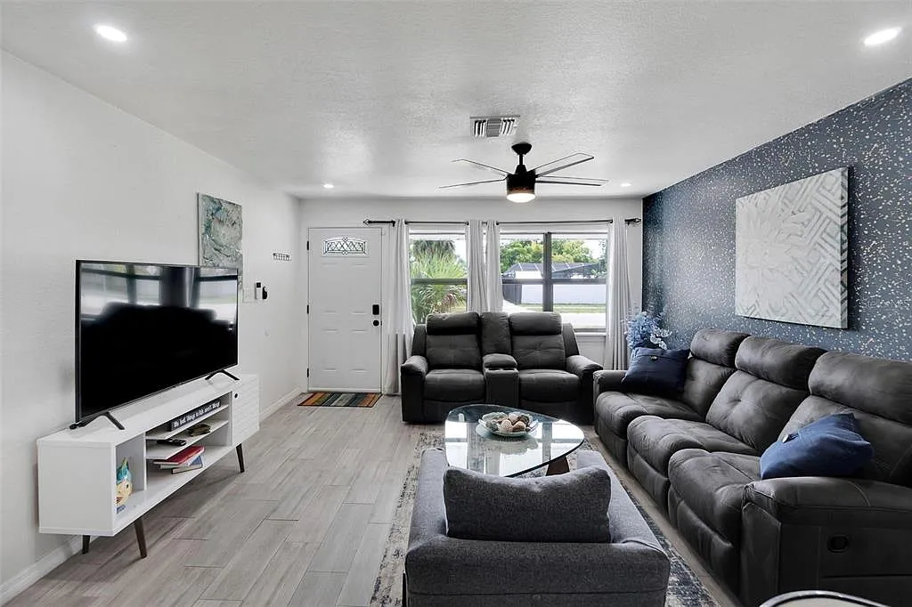 4 bed, 2.0 bath, 1480 sqft, $3,375 — Photo 3