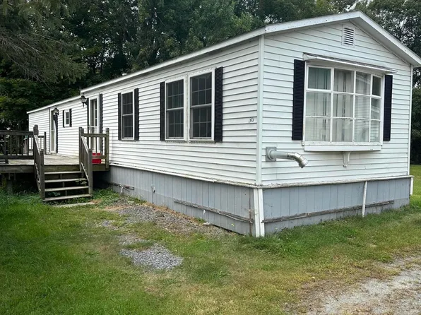 30 Cram St, Bradley, ME 04411