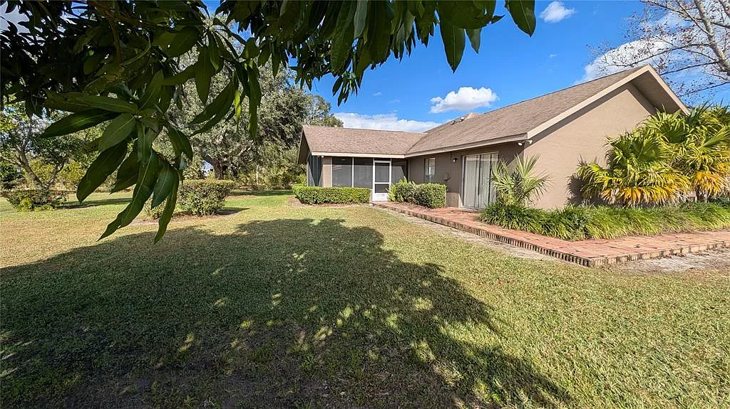 3 bed, 2.0 bath, 1899 sqft, $1,999 — Photo 2