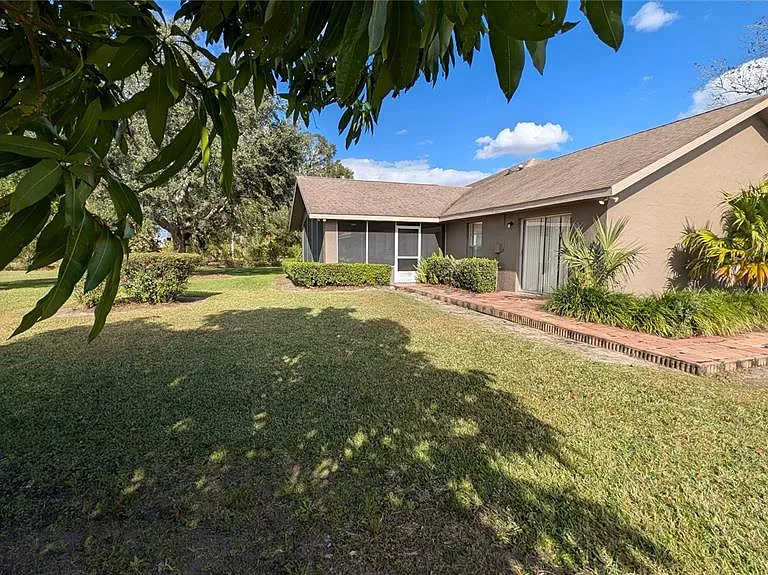 408 Lexington Dr — Photo 2