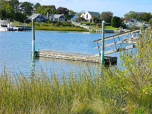 2 Springville Cir, Hampton Bays, NY 11946