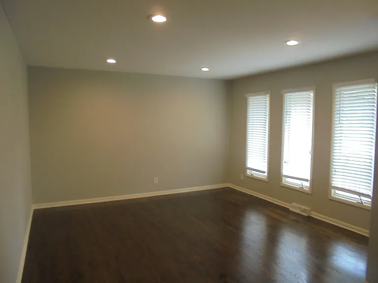 1130 Laurel Dr — Photo 2