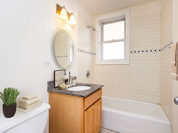 4th image of 7621 N Greenview Ave APT 2C
