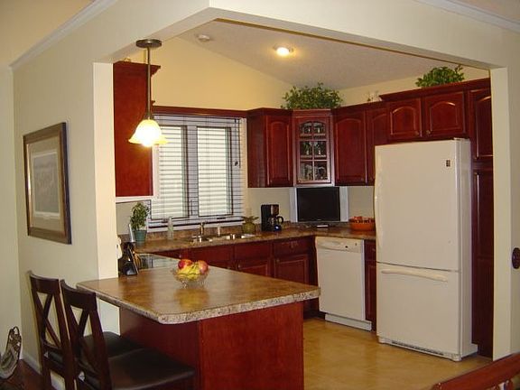 Kitchen and breakfast bar