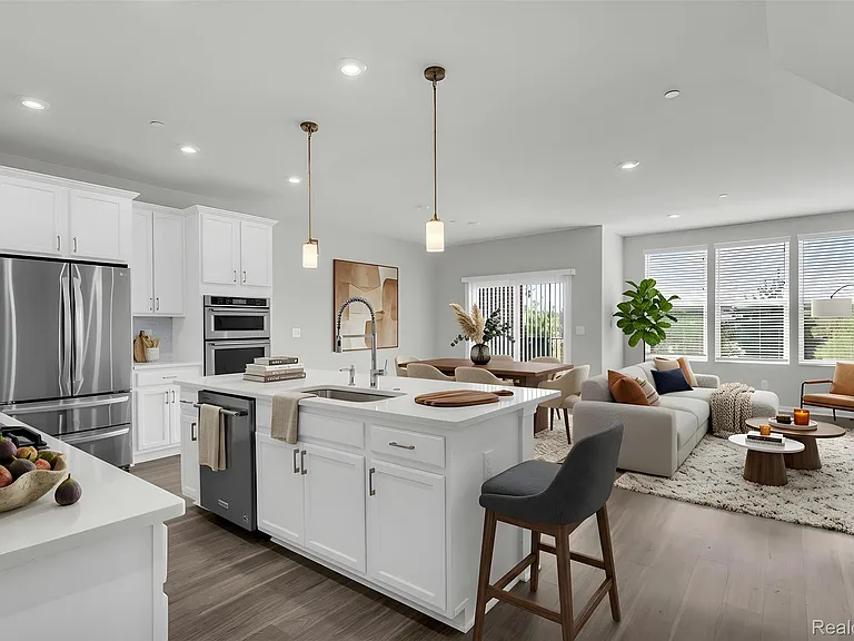 313 Strawberry Dr #5 — Photo 2