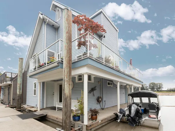 800 S Dyke Rd #4, New Westminster, BC V3M 4Z8