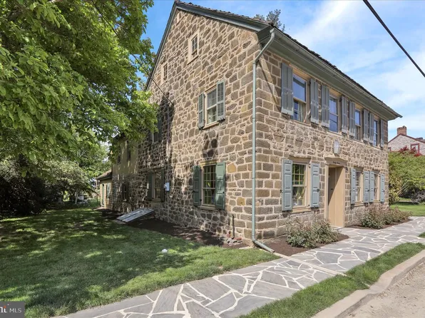 27 E Main St, Strasburg, PA 17579