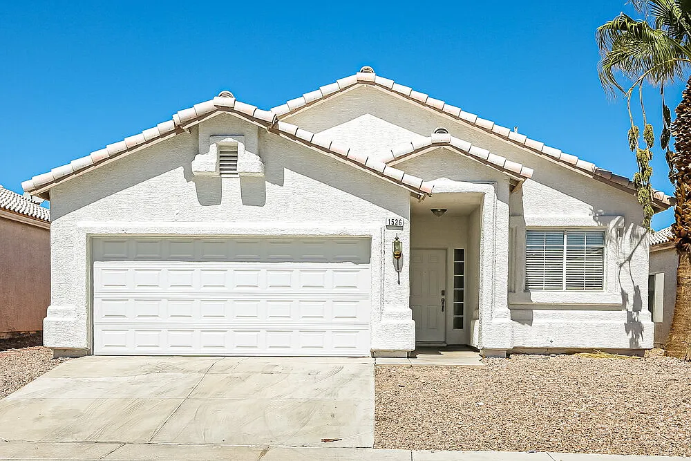 3 bed, 2.0 bath, 1298 sqft, $2,100 — Photo 1