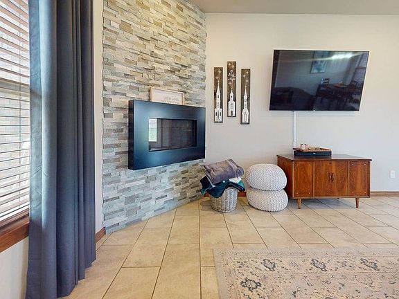 4th image of 33 Blue Meadow Dr