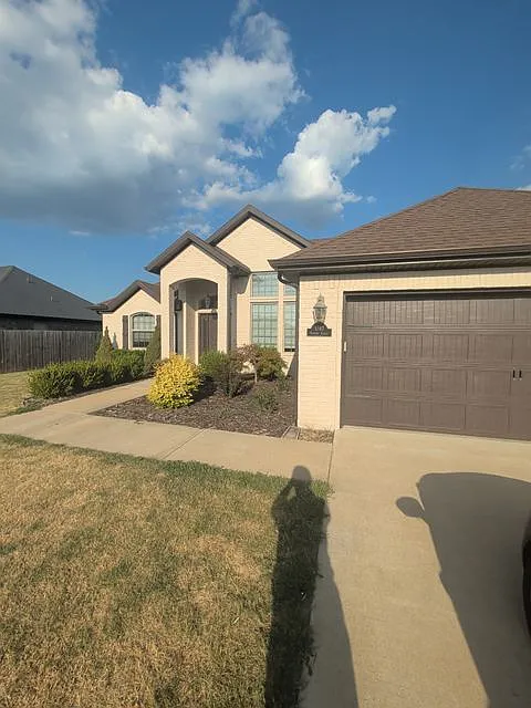 3 bed, 1900 sqft, $2,095 — Photo 3