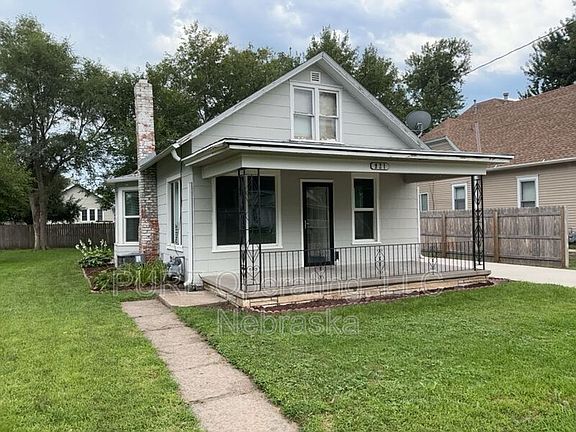 2nd image of 921 W 8th St
