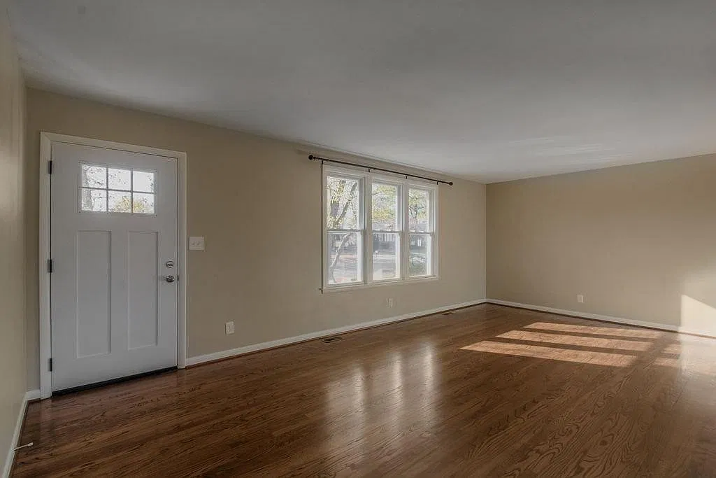 3 bed, 2.0 bath, 1325 sqft, $2,500 — Photo 3