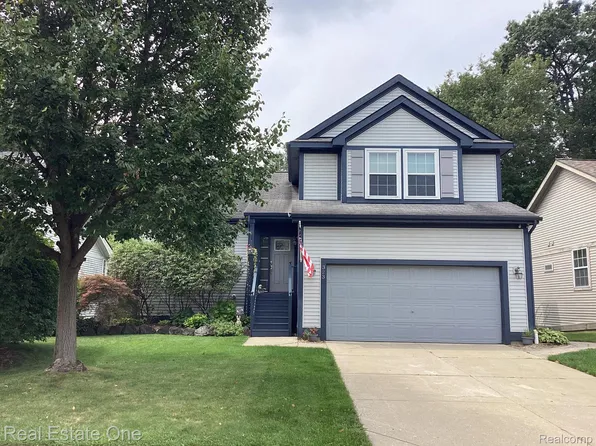 323 Lake Meadow Dr, Waterford, MI 48327