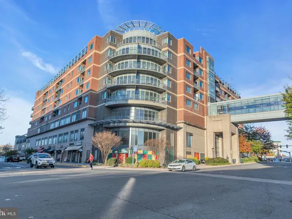 8190 Strawberry Ln APT 330, Falls Church, VA 22042