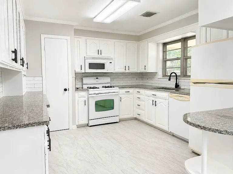 Kitchen w/ granite and tile floor