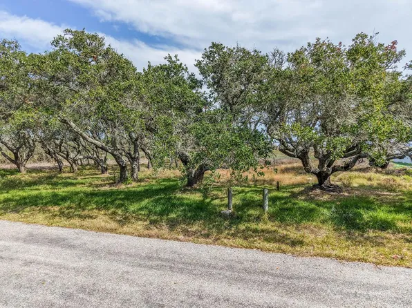 2316 S Bronte St, Rockport, TX 78382