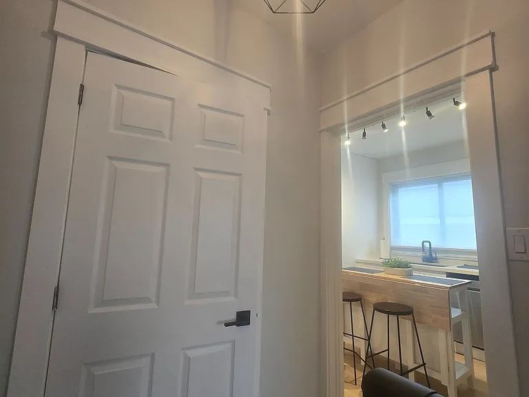 251 Silverthorn Ave #MAIN — Photo 12