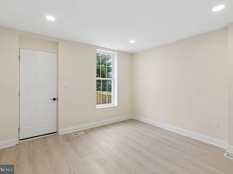 2416 E Hoffman St — Photo 7