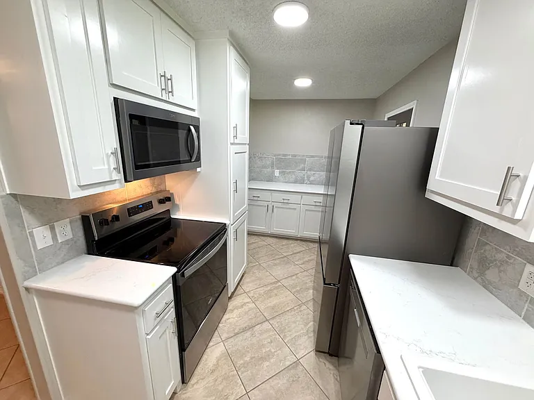 1114 Rhonda Lee St — Photo 5