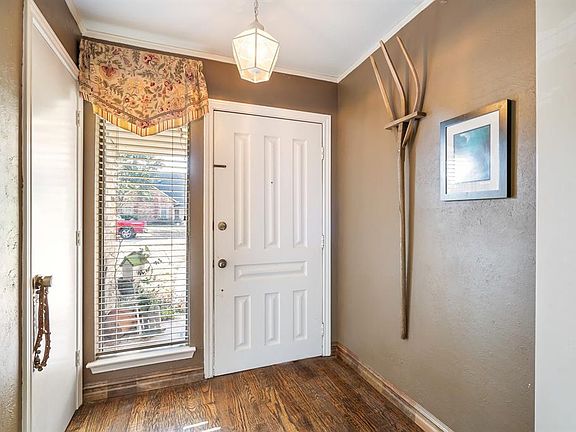 3rd image of 1801 Villanova Dr