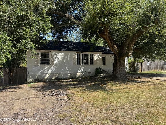 3rd image of 140 Treehaven Dr
