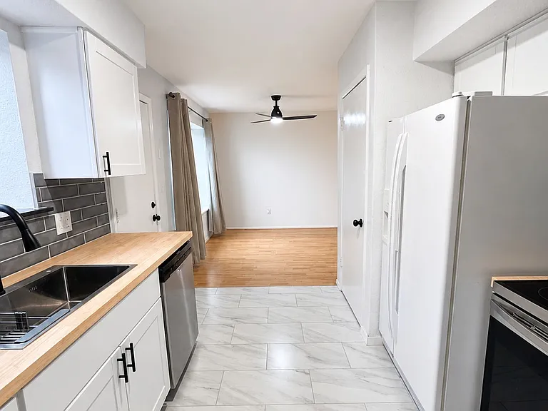 323 Towne House Ln — Photo 2