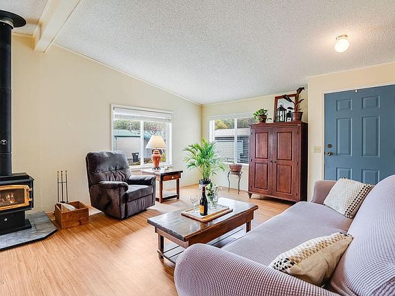 4th image of 1056 Charlotte Ct