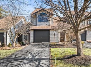 89 Surrey Hill Dr, Latham, NY 12110