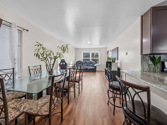 4th image of 519 Maple Ave