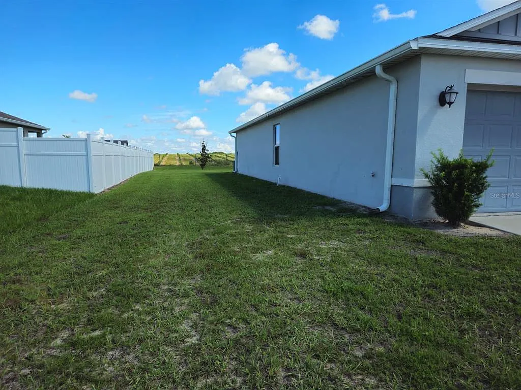 4 bed, 2.0 bath, 1696 sqft, $1,900 — Photo 2