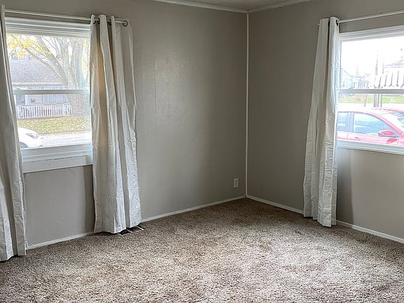 Master Bedroom, with updated window treatments and carpet.