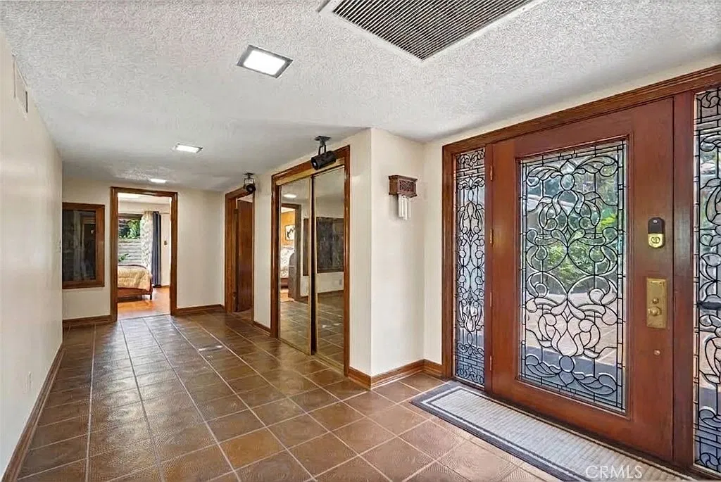 5 bed, 3.5 bath, 3400 sqft, $6,000 — Photo 2