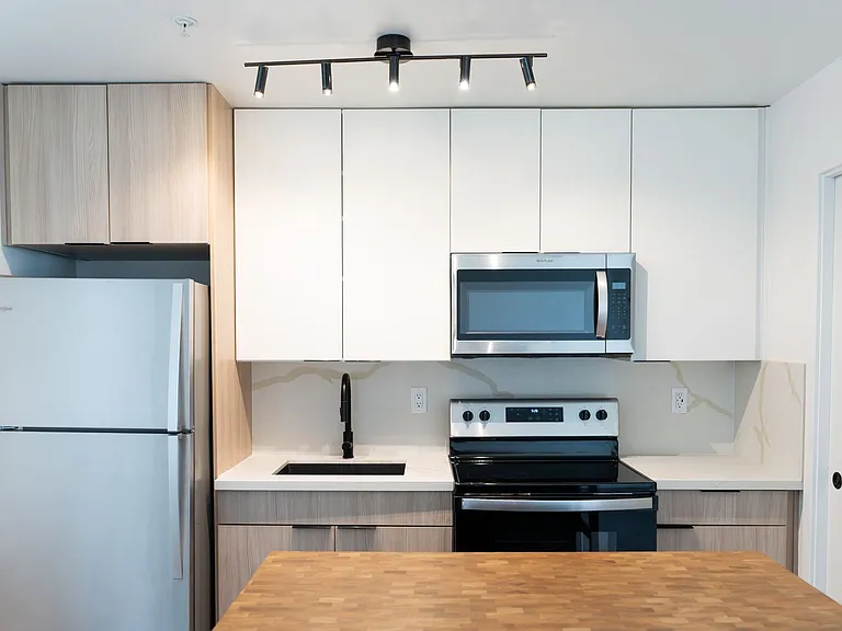 DLUX Lofts - Modern Downtown Studios — Photo 20