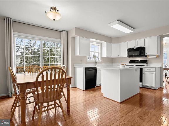 3rd image of 481 Hawk Ridge Ln