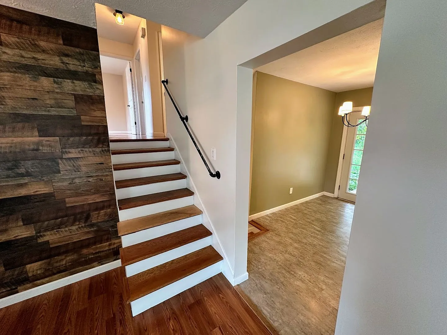 Available Now! Spacious 4 Br, 2 Bath House! Wood Floors, Attached Garage, W/D Included — Photo 4