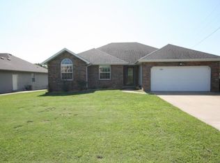 2000 Carolyn St, Pleasant Hope, MO 65725