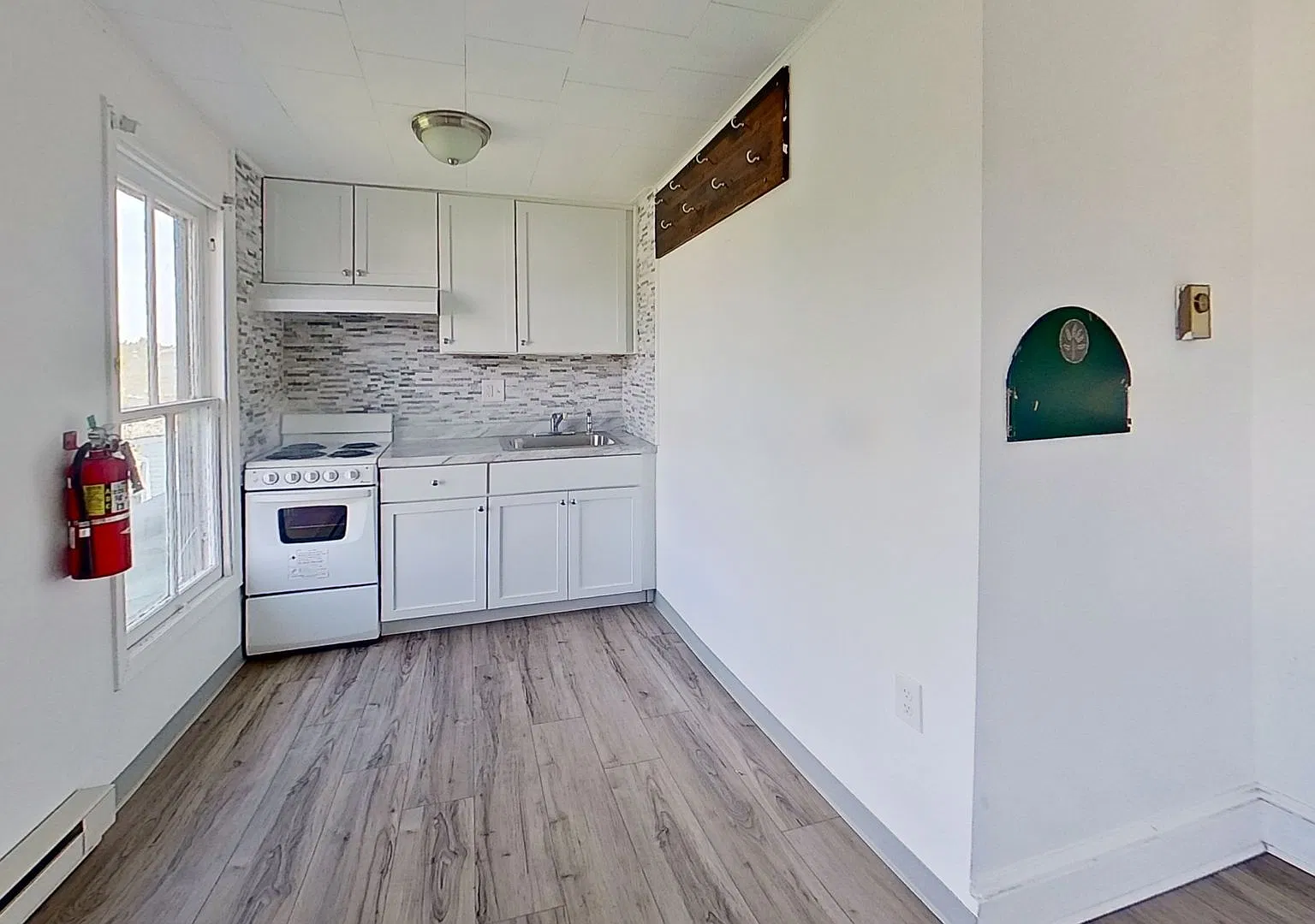 Spacious 2nd and 3rd Floor Apartment — Photo 3