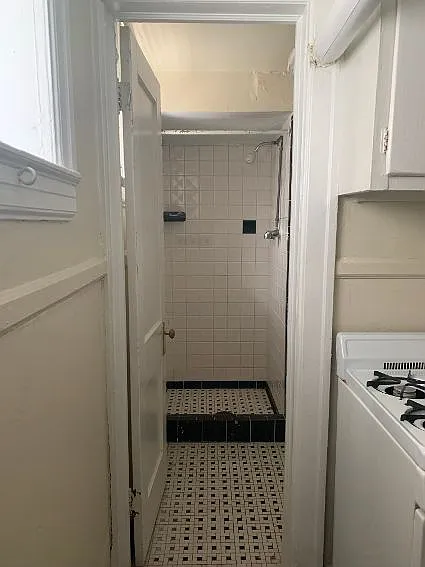 Arts and Crafts Apartments — Photo 9
