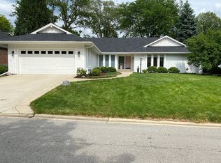 2S003 Tree Tops Ln, Wheaton, IL 60189