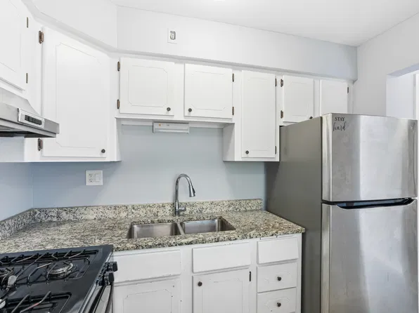 390 Executive Dr, Carol Stream, IL