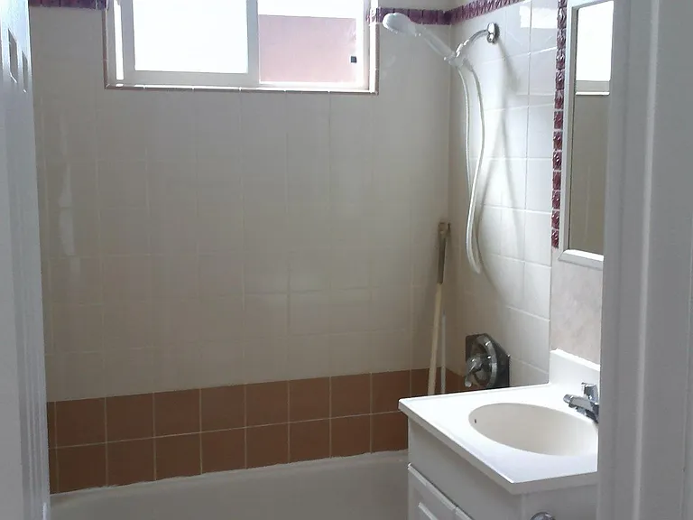 One full bath. Tub/shower