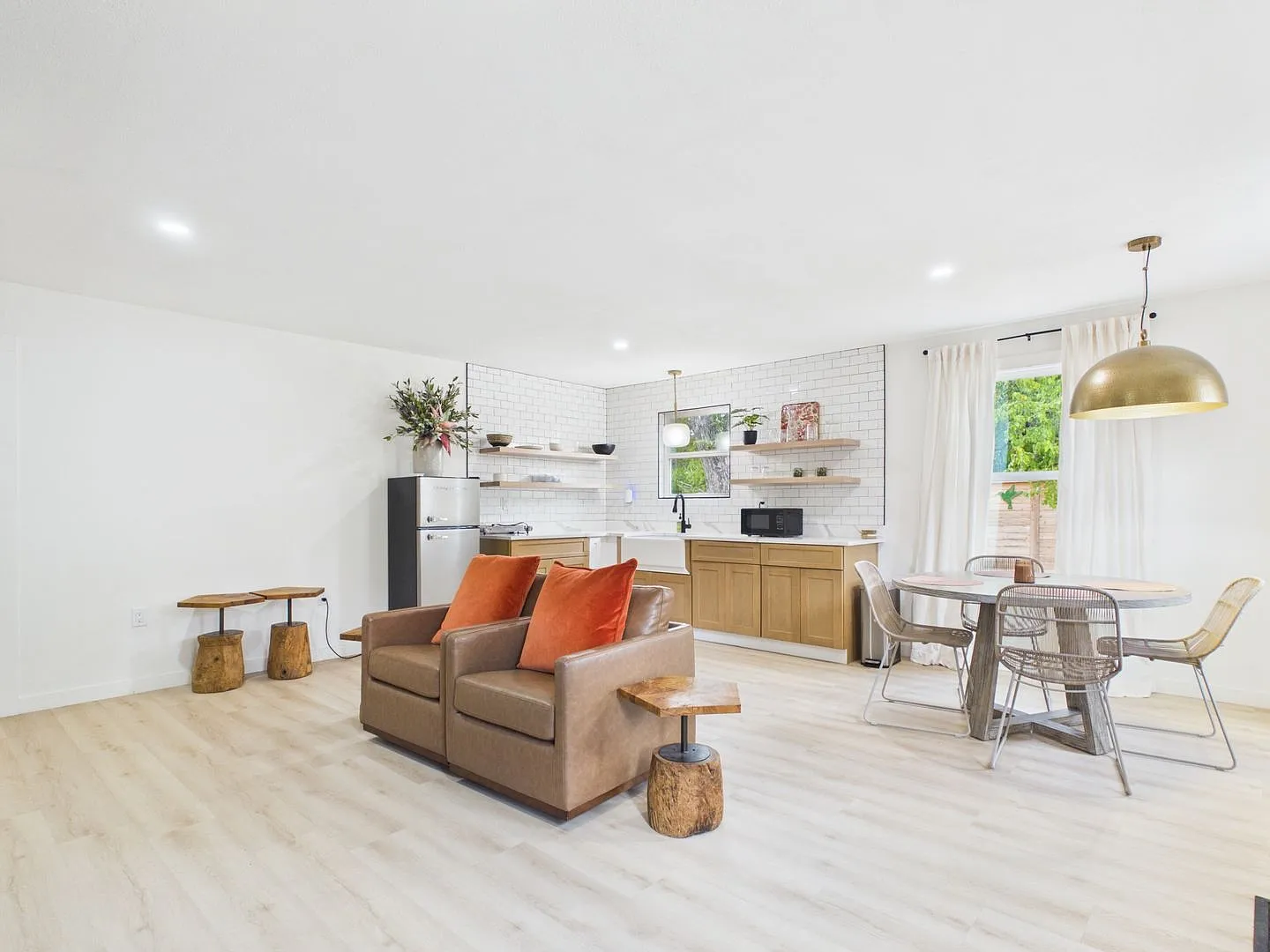 Modern 1 Bedroom with Stylish Black & White Finishes — Photo 3