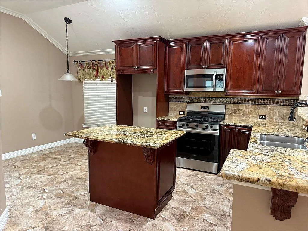 3 bed, 2.0 bath, 1977 sqft, $2,200 — Photo 4