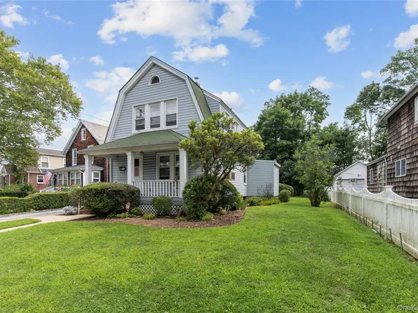 48 Saint Marks Place, Roslyn Heights, NY 11577