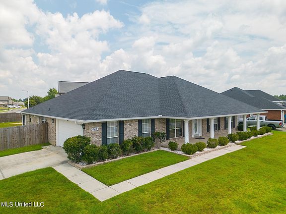 2nd image of 15231 Camelot Dr