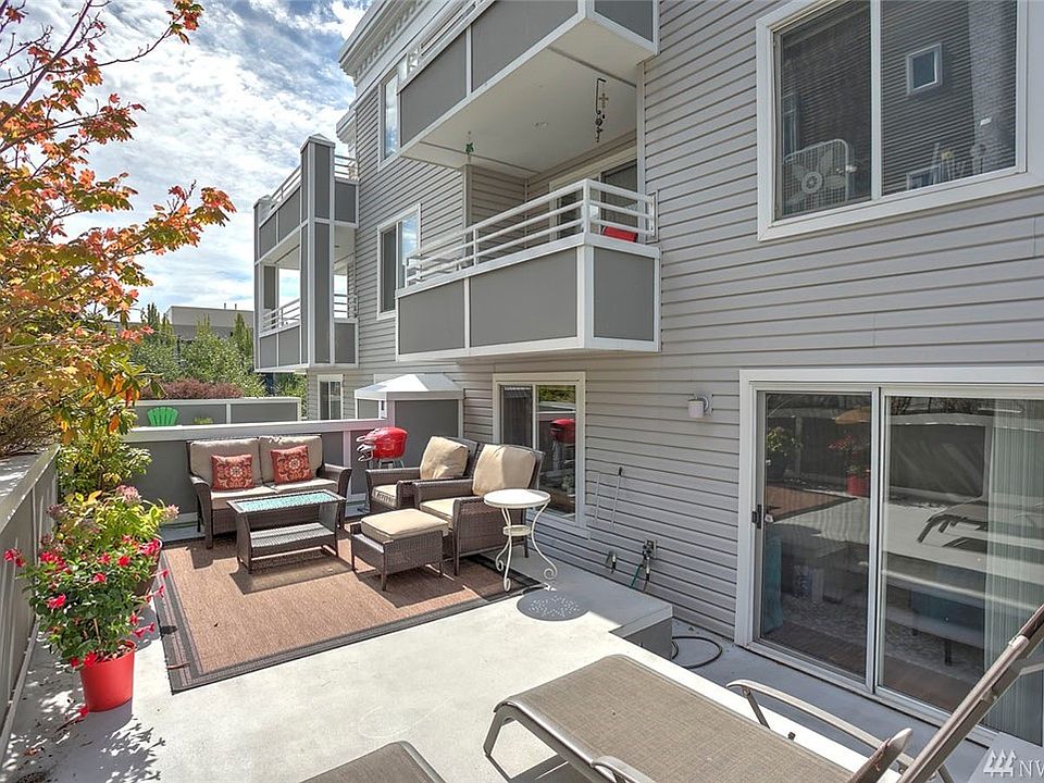 Huge outdoor private living area!