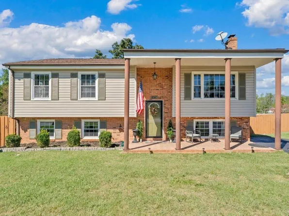 1878 Cranwell Dr, Vinton, VA 24179