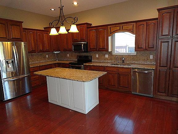 3rd image of 102 Valley View Dr