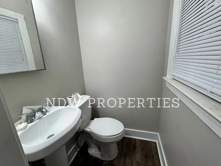 1604 Barnes St — Photo 12