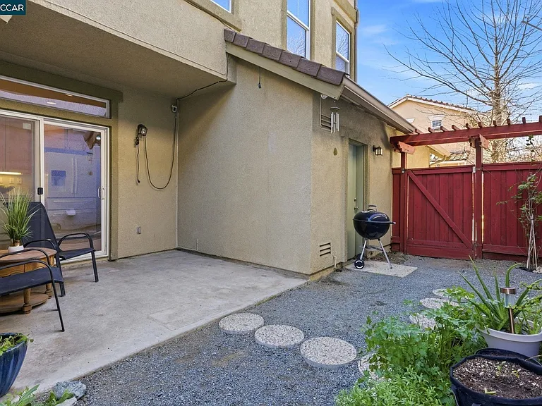 922 Oxford Ln — Photo 9